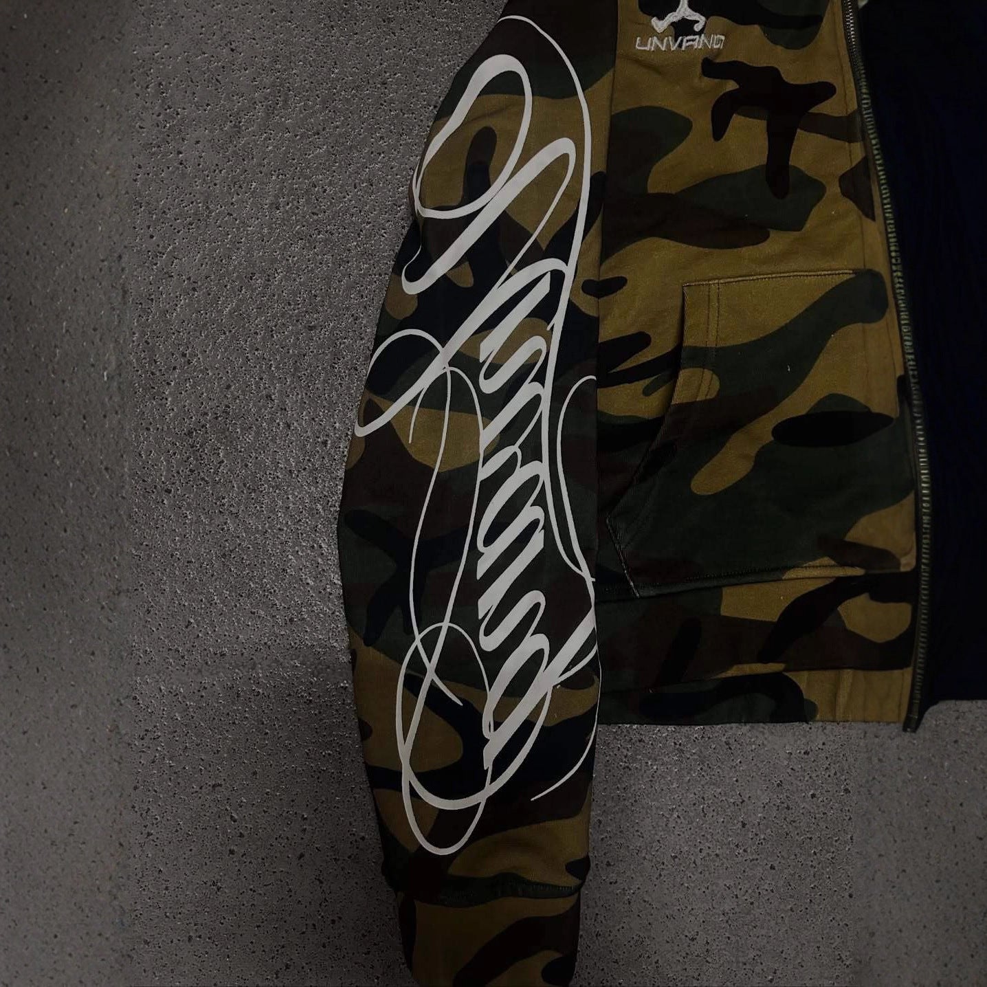Felpa oversize camouflage Novera con grafica frontale