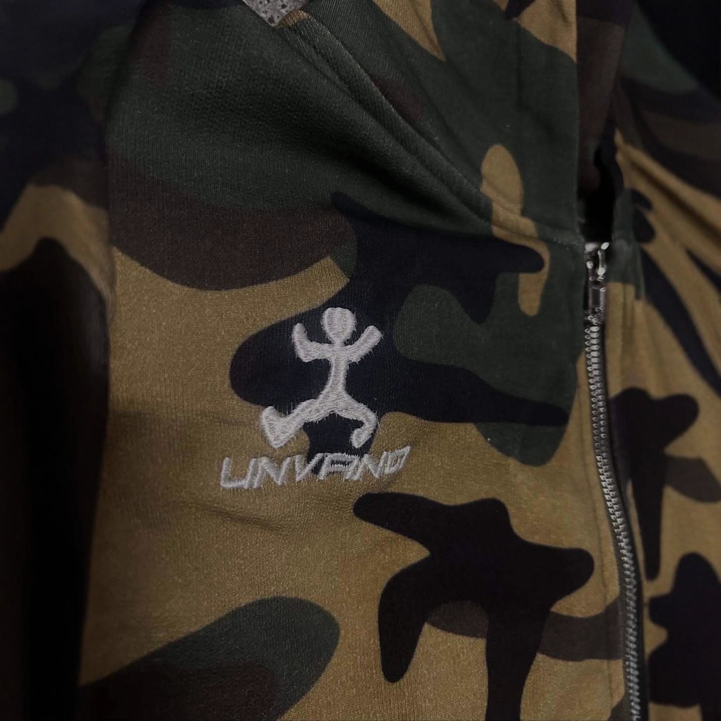 Felpa oversize camouflage Novera con grafica frontale