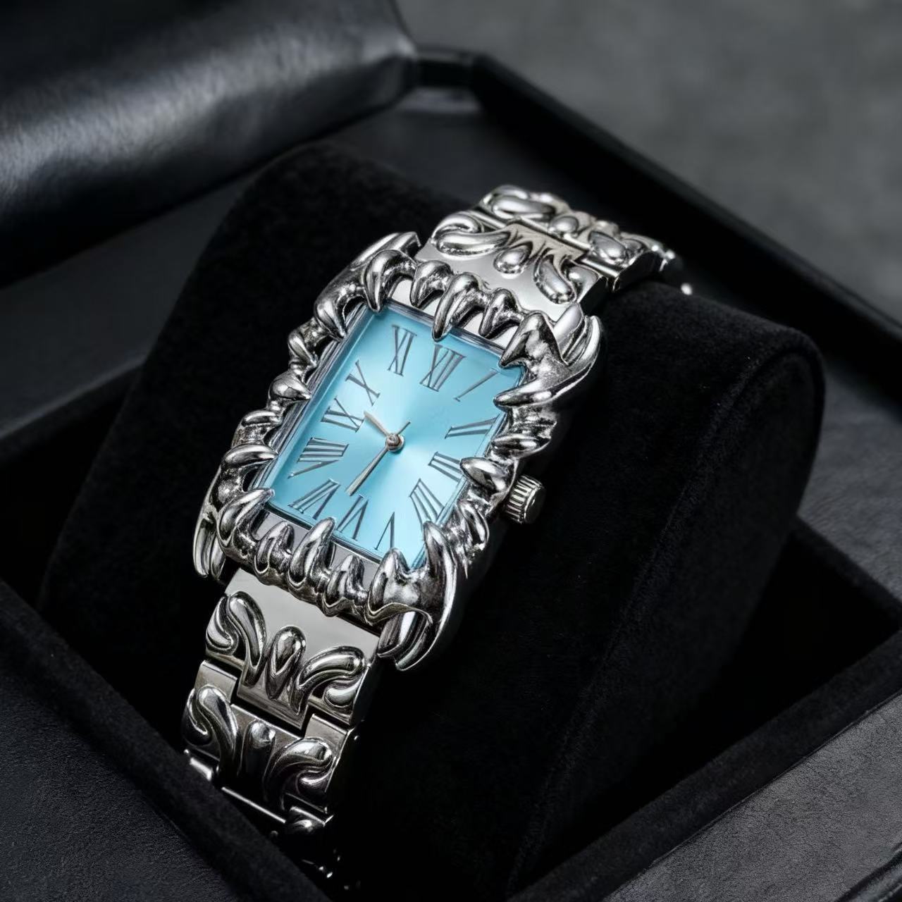 Orologio Claw Novera con quadrante romano e finitura argentata