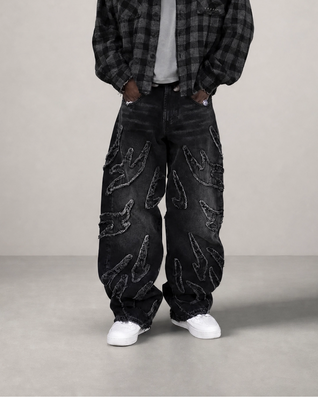 Jeans Larghi Ashfire con ricamo flame indossati, outfit streetwear uomo