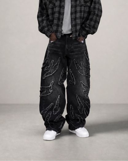 Jeans Larghi Ashfire con ricamo flame indossati, outfit streetwear uomo