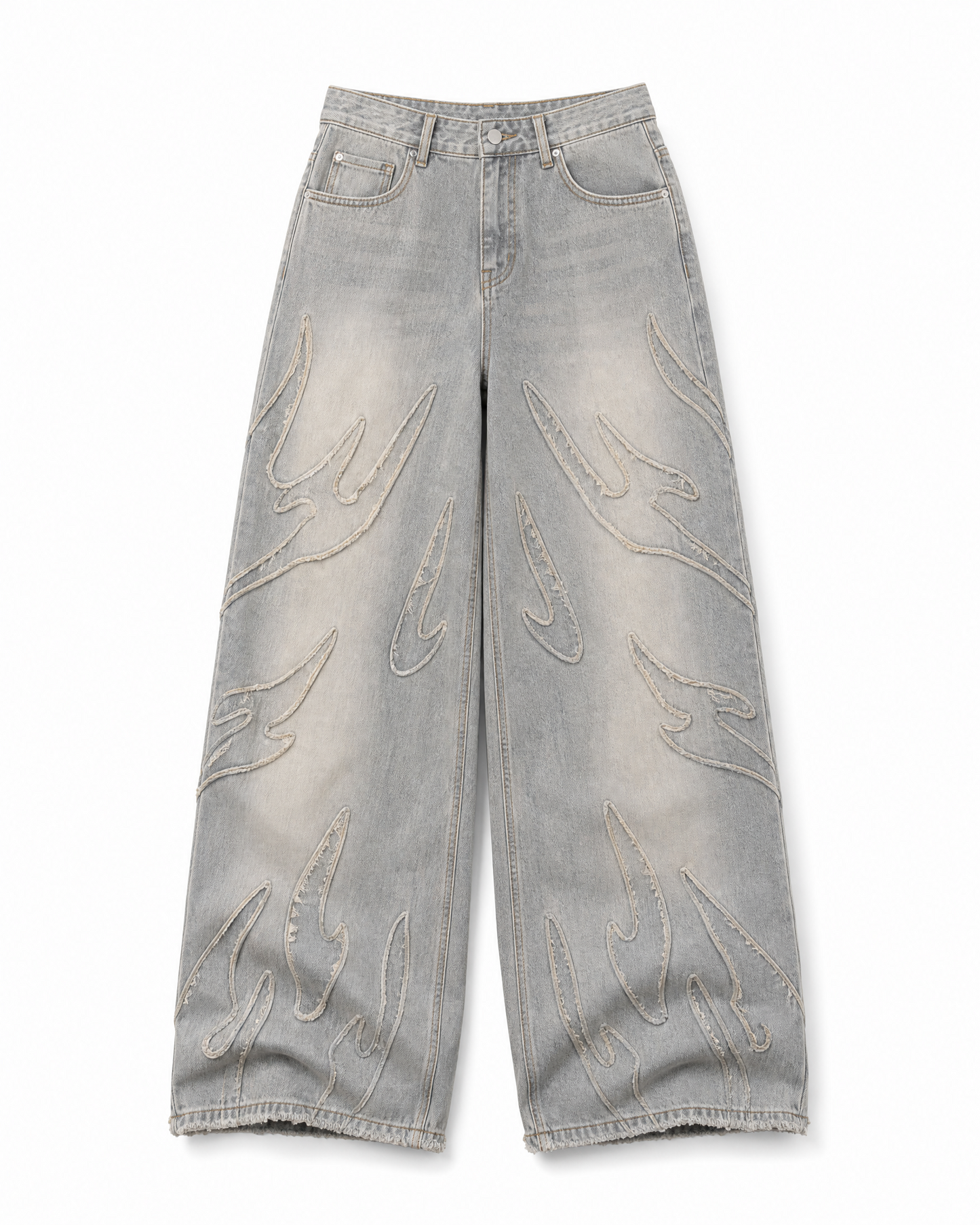 Jeans Larghi Ashfire con ricamo flame, still life su sfondo chiaro