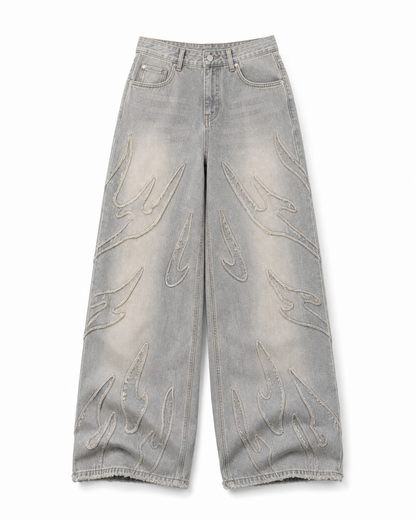 Jeans Larghi Ashfire con ricamo flame, still life su sfondo chiaro